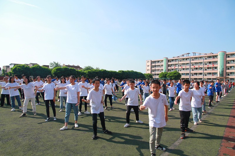 壯觀！三千多學(xué)生在江安中學(xué)運(yùn)動(dòng)場比賽打太極