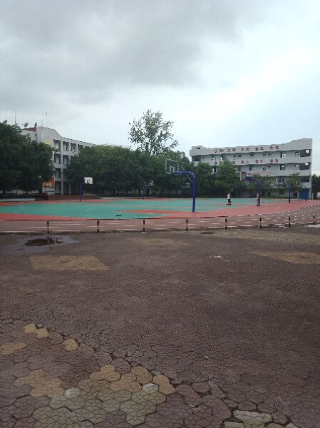 地處內(nèi)江市東興區(qū)郭北鎮(zhèn)。學(xué)校依山傍水，位于清流河畔，獅子山腳下。五十多年來，以其優(yōu)良的校風(fēng)、教風(fēng)、學(xué)風(fēng)、社會形象和獨(dú)特的辦學(xué)風(fēng)格，被評為“內(nèi)江市示范性高中”、“內(nèi)江市校風(fēng)示范?！?、“內(nèi)江市最佳文明單位”、“內(nèi)江市辦學(xué)水平督導(dǎo)評估優(yōu)秀學(xué)校”、“內(nèi)江市體育傳統(tǒng)項(xiàng)目學(xué)?！?、“內(nèi)江市德育工作先進(jìn)學(xué)?！?、“內(nèi)江市和諧校園”。