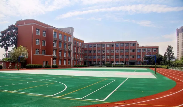 四川師范大學(xué)附屬中學(xué)外國語學(xué)校地理位置在哪里？
