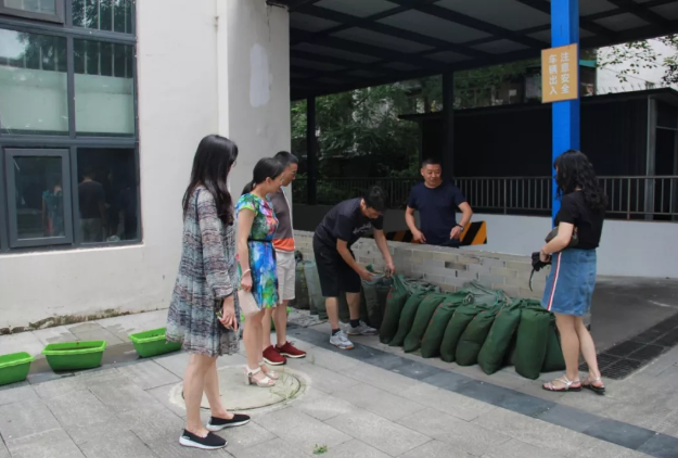 成都西北中學黨員干部走在防汛減災(zāi)工作第一線