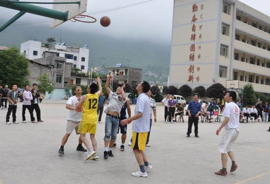 雷波民族中學(xué)地址在哪里？