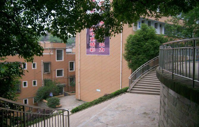 江安縣第四中學(xué)的現(xiàn)任校長是誰？