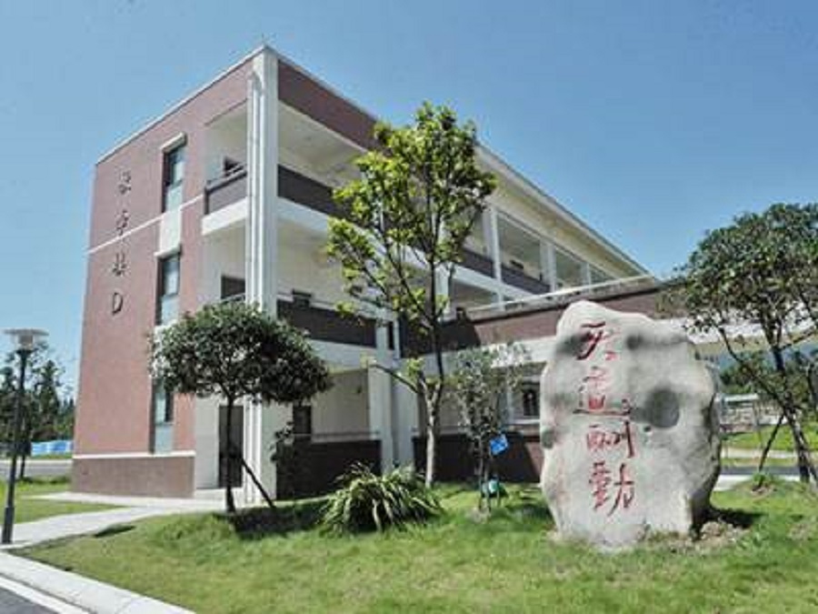 青城山高級(jí)中學(xué)校園環(huán)境怎么樣？