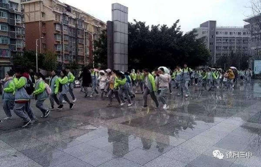 德陽三中招生辦電話是多少？