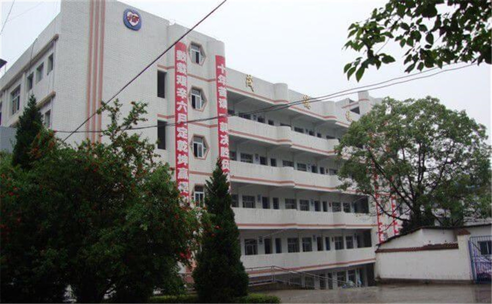 平昌中學學校詳細地址在什么地方？