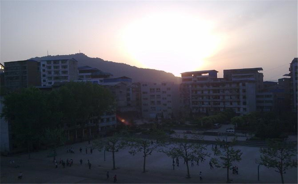 平昌縣第二中學(xué)學(xué)校環(huán)境怎么樣？