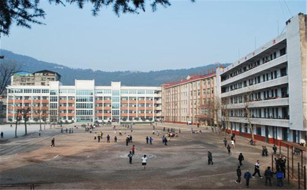 平昌縣第二中學(xué)學(xué)校環(huán)境怎么樣？