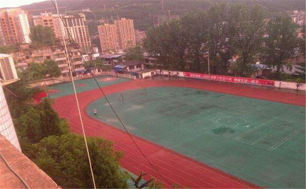 通江縣實驗中學學校詳細地址在什么地方？