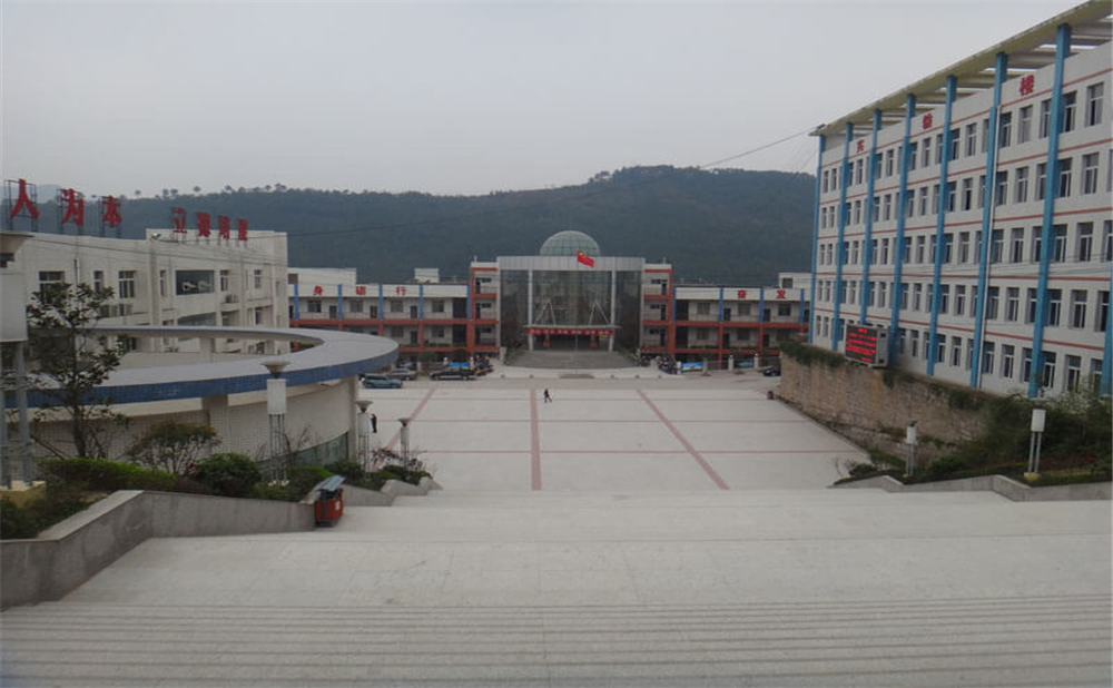 通江縣第二中學(xué)學(xué)校詳細(xì)地址在什么地方？