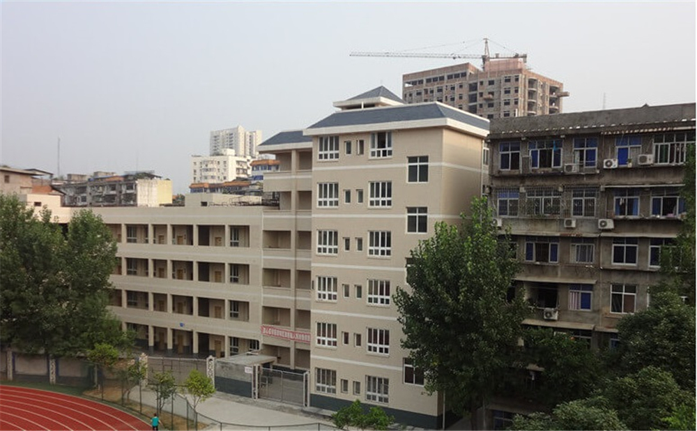 巴中中學(xué)2020年學(xué)校學(xué)費(fèi)多少錢一年？