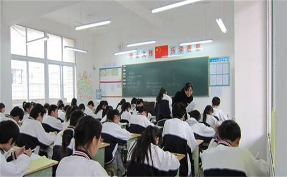 鼎山中學(xué)2020年學(xué)校學(xué)費多少錢一年？
