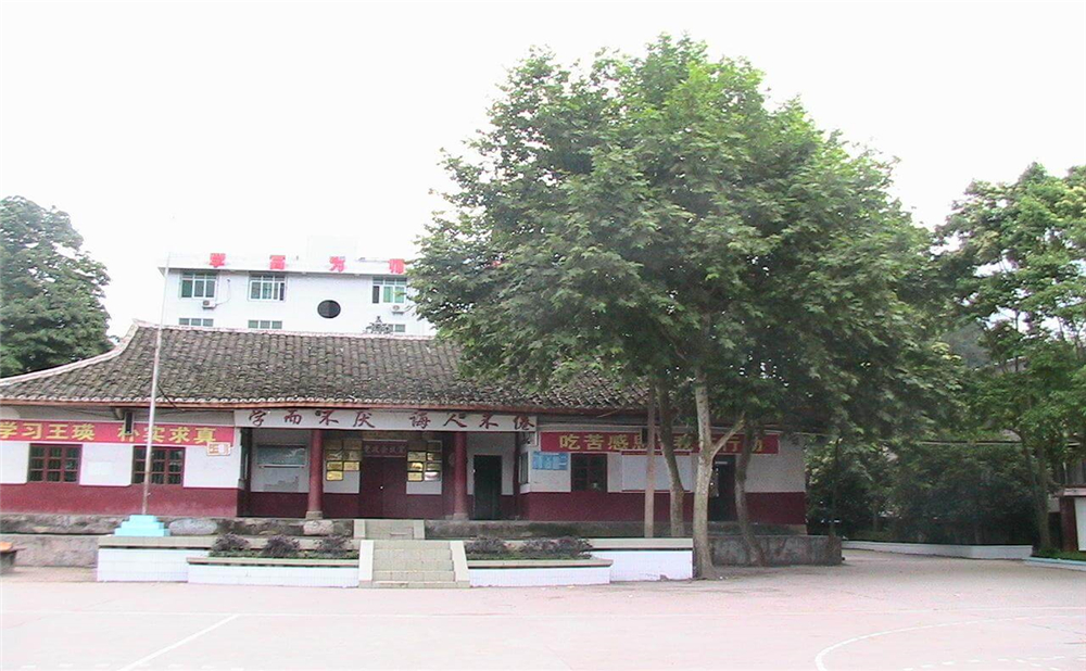 巴州區(qū)茶壩中學2020年學校學費多少錢一年？