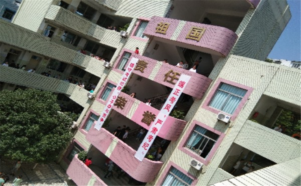 內(nèi)江市翔龍中學(xué)2020年學(xué)校學(xué)費(fèi)多少錢一年？