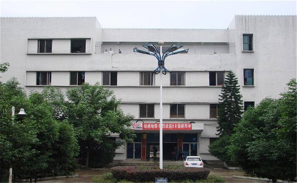 高坪中學(xué)學(xué)校環(huán)境怎么樣？