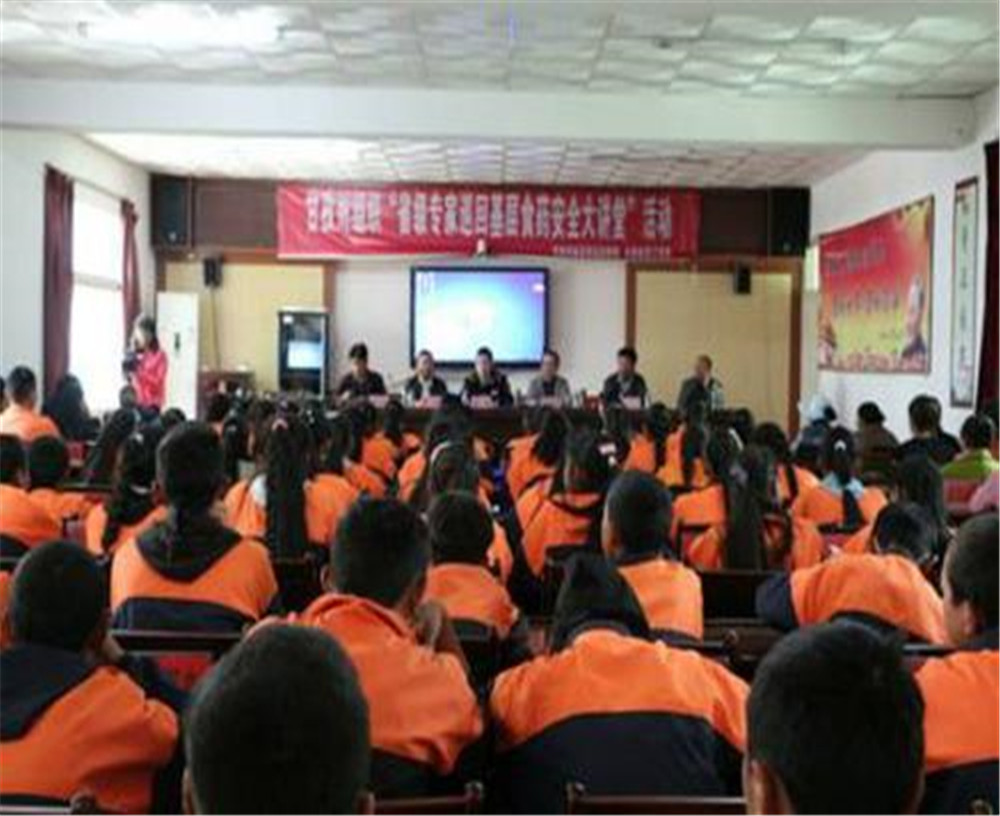 鄉(xiāng)城縣中學(xué)2020年學(xué)校學(xué)費(fèi)多少錢(qián)一年？
