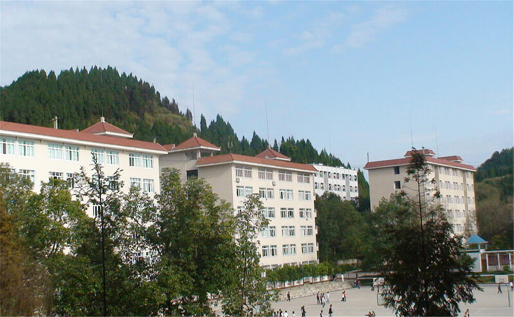 建興中學(xué)學(xué)校環(huán)境怎么樣？