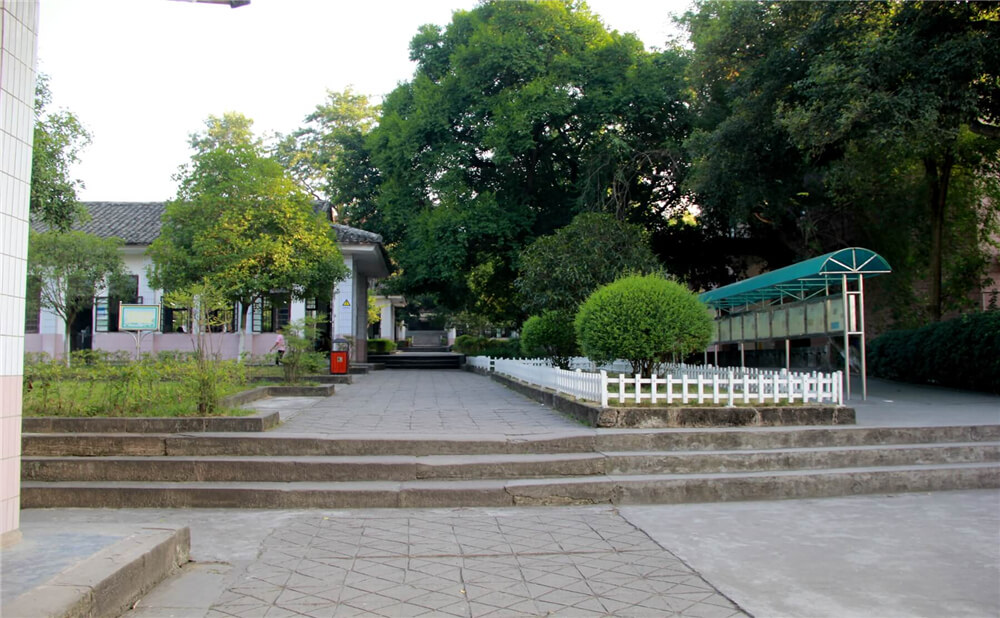 蓬安中學學校詳細地址在什么地方？