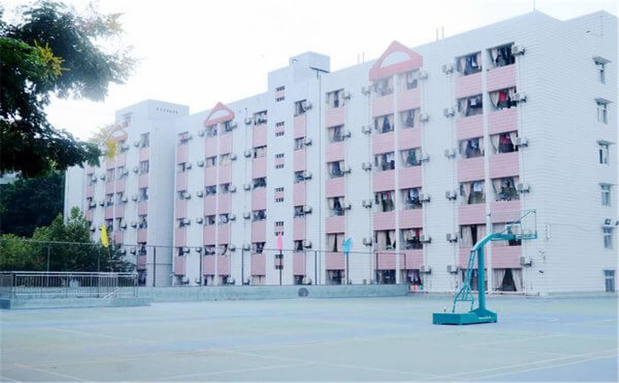 西南交通大學附屬中學每年的學費多少錢？