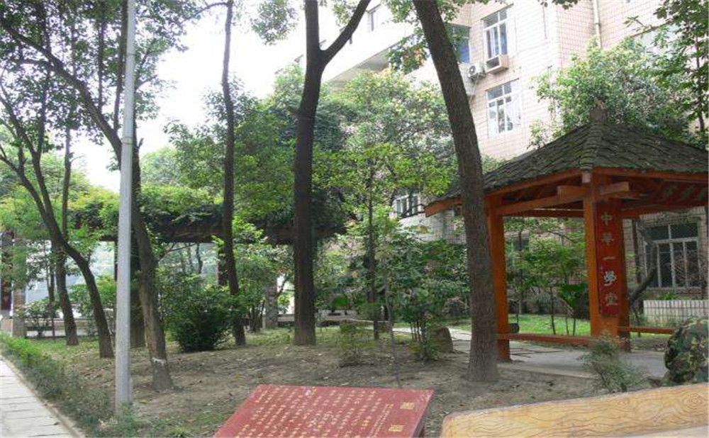 石室聯(lián)合中學蜀華分校外招生一年的學費是多少？