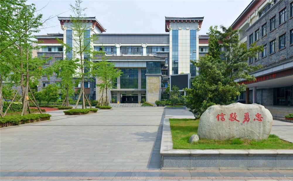 成都市西北中學(xué)外招生一年的學(xué)費(fèi)是多少錢？
