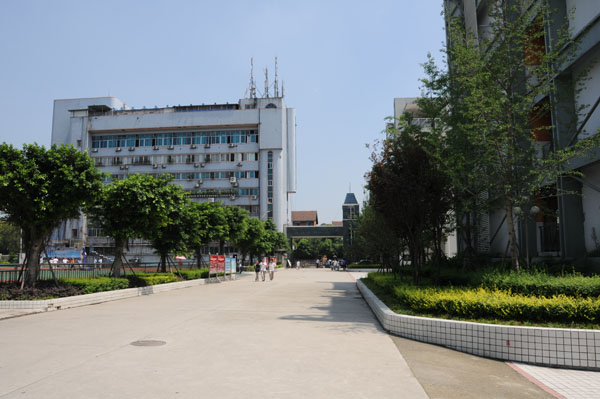 成都鐵路中學(xué)這個學(xué)校怎么樣？
