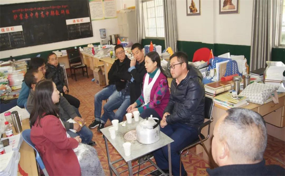 四川師范大學(xué)附屬中學(xué)外招生一年的學(xué)費是多少？