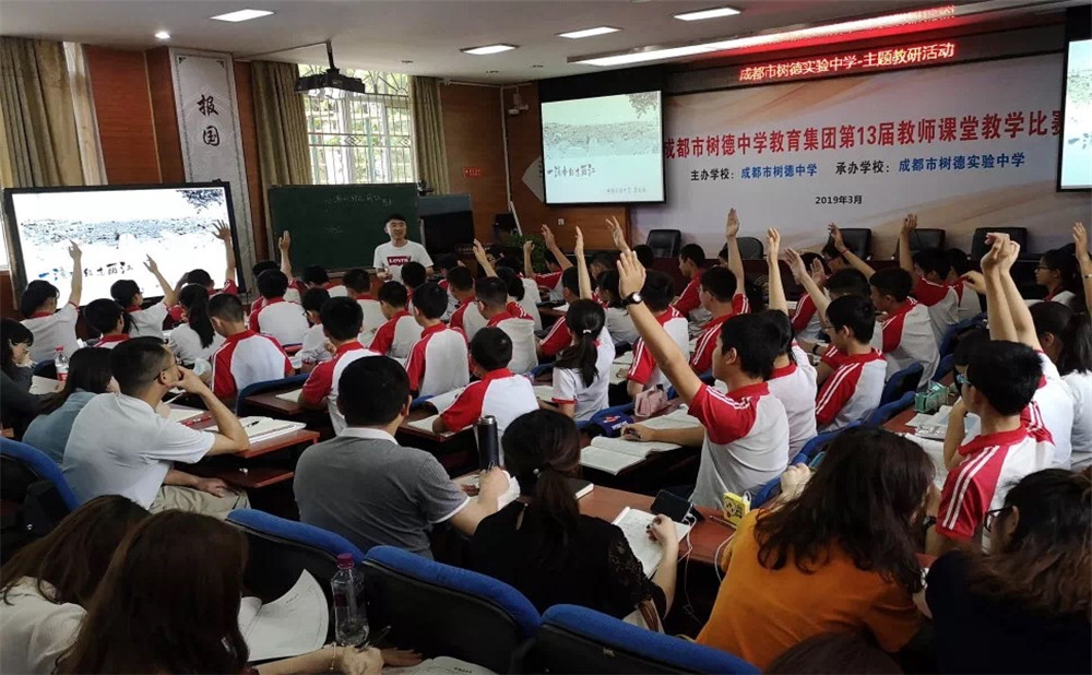 成都市泡桐樹中學(xué)每年學(xué)費(fèi)多少？