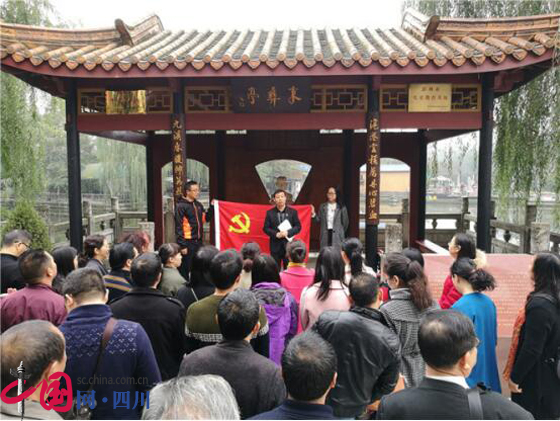 石室白馬中學(xué)一年的學(xué)費(fèi)是多少？