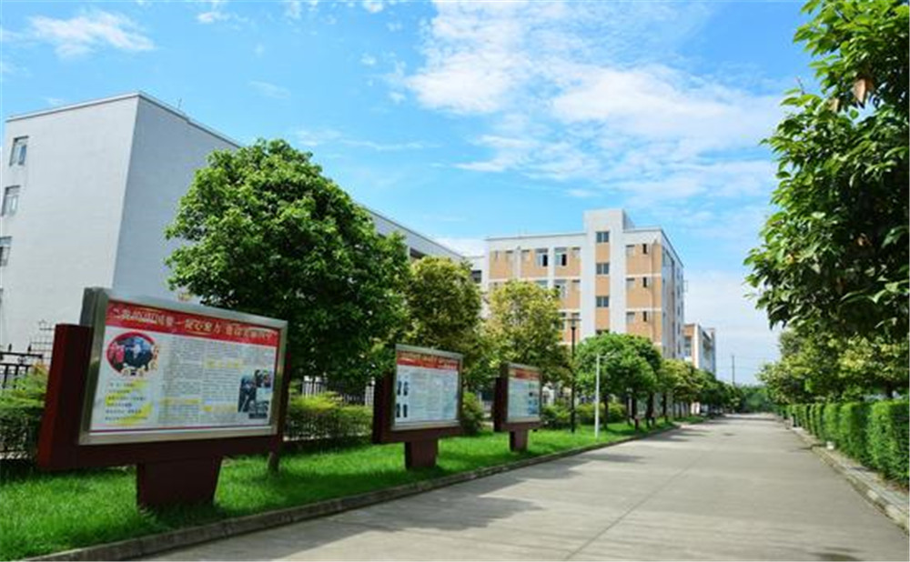 郫縣四中外招生一年的學(xué)費(fèi)是多少？