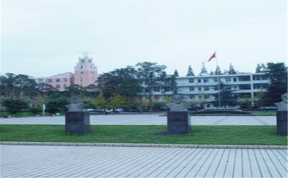 郫縣二中外招生一年的學(xué)費是多少？