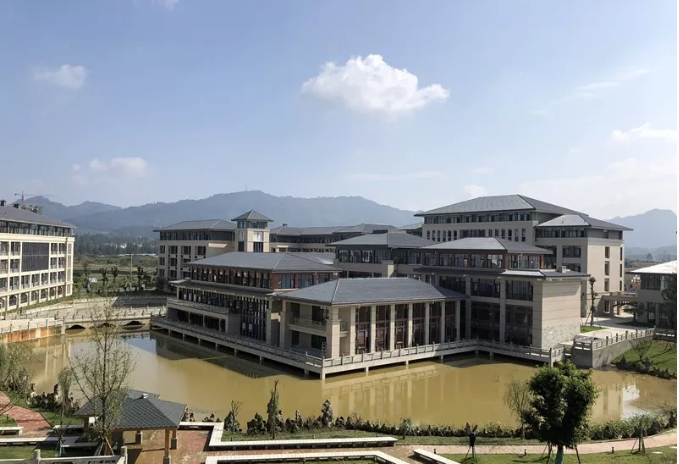 蒲江中學的環(huán)境怎么樣？