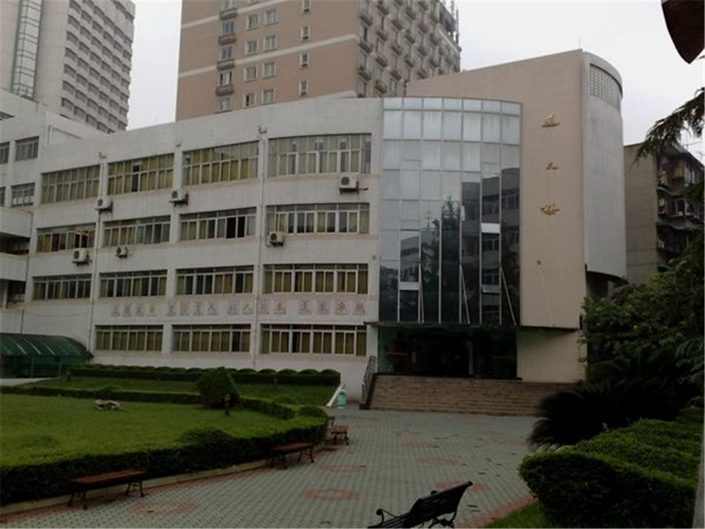 成都市鹽道街中學(xué)近三年的錄取分?jǐn)?shù)是多少？