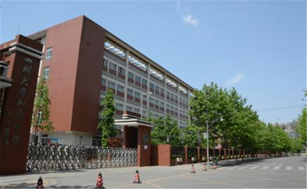 成都大學(xué)附屬中學(xué)近三年的錄取分?jǐn)?shù)是多少分？