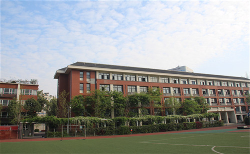 成都七中八一學(xué)校近三年的錄取分?jǐn)?shù)是多少？