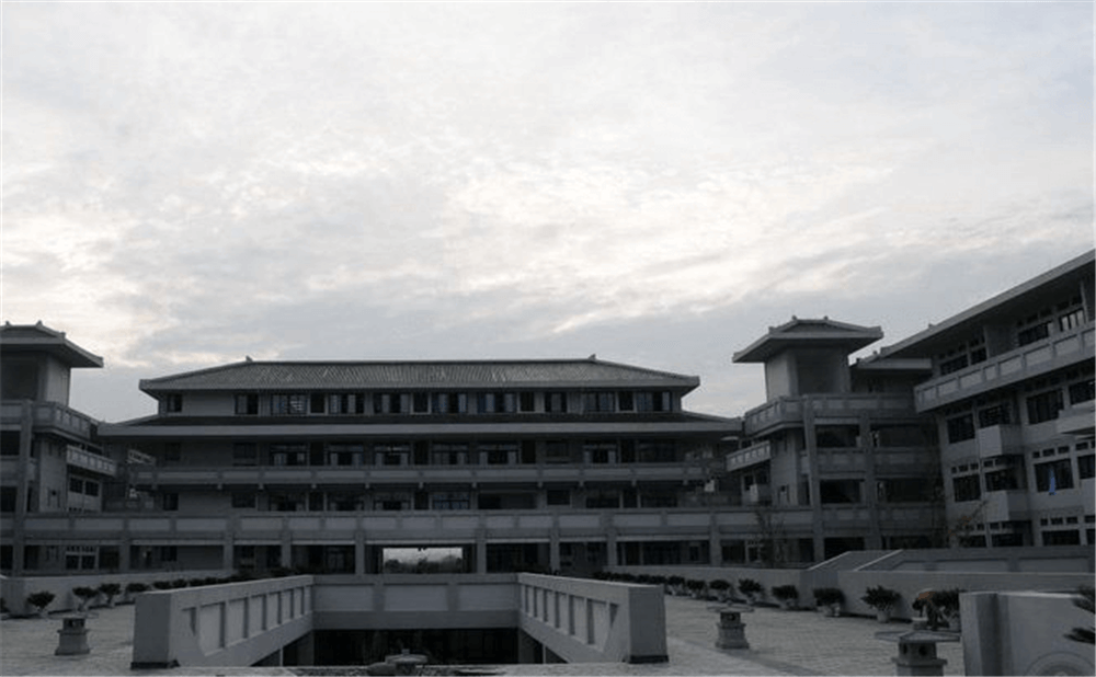 成都石室中學(xué)北湖校區(qū)的學(xué)費是多少錢？