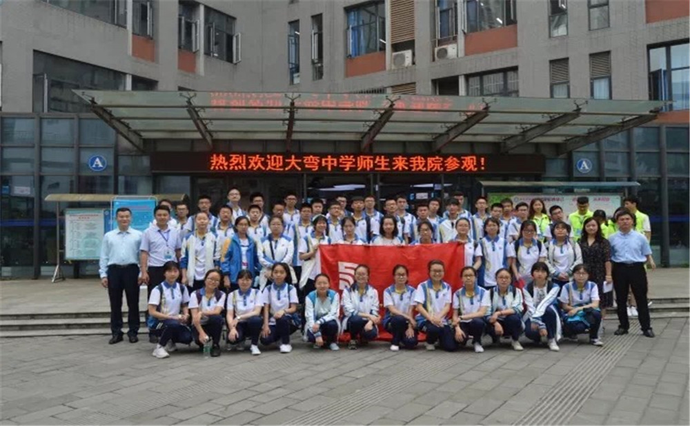 大彎中學(xué)招生一年的學(xué)費是多少？