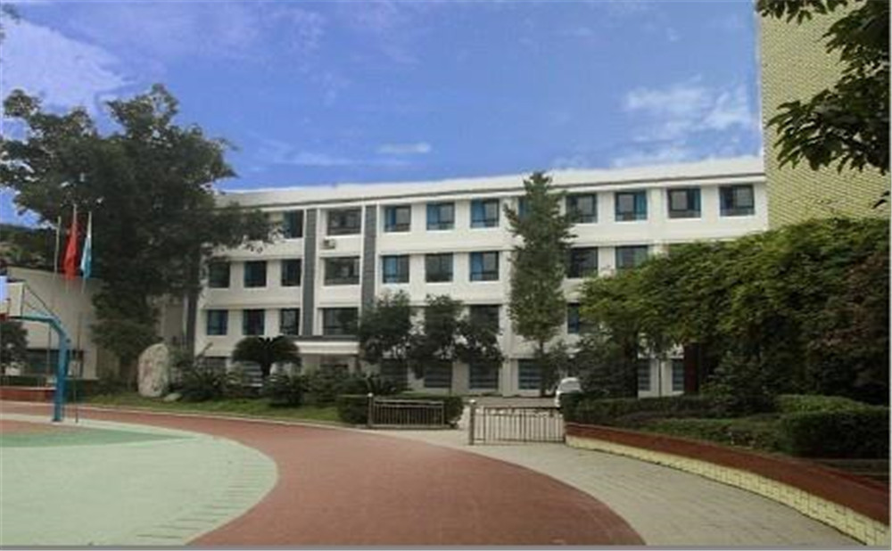 成都市第三十三中學(xué)近三年的錄取分?jǐn)?shù)是多少？