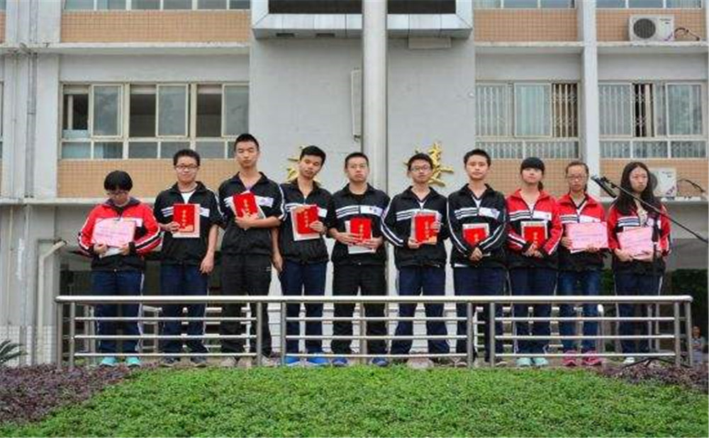 郫縣四中學費是多少？