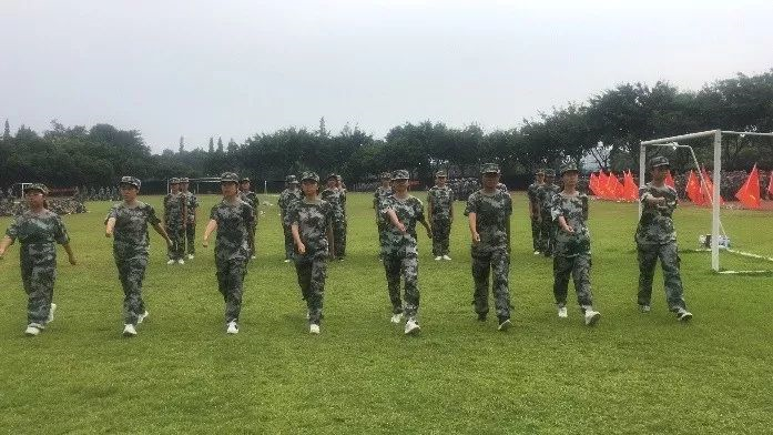 華潤(rùn)高級(jí)中學(xué)的學(xué)費(fèi)是多少？
