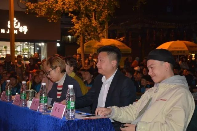 成都新世紀外國語學校的錄取分數(shù)線是多少？