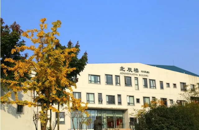 成都實(shí)驗(yàn)外國語學(xué)校的錄取分?jǐn)?shù)線是多少？