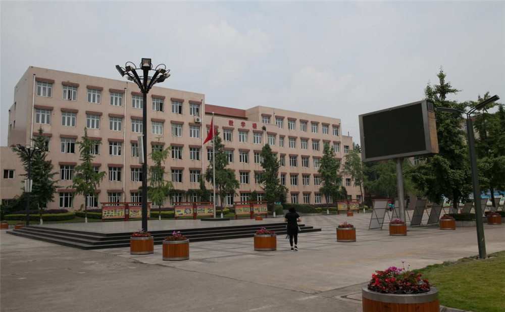 成都市華陽(yáng)中學(xué)高中一年的學(xué)費(fèi)是多少？