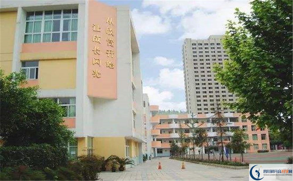 成都成飛中學(xué)高中本部的錄取分?jǐn)?shù)是多少？