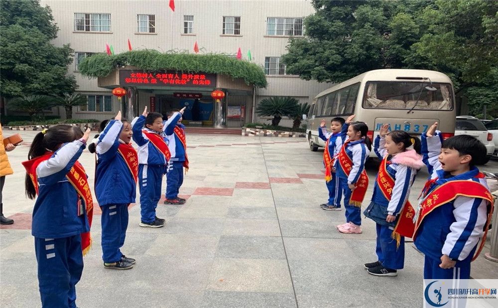 成都石室佳興外國語學校初升高的學費是多少？