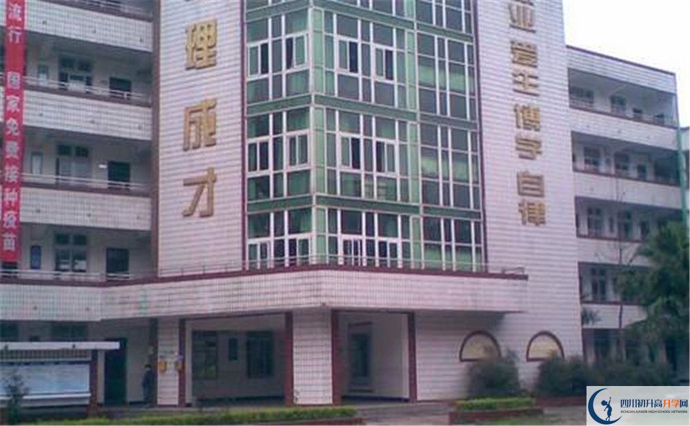 青白江中學高中部錄取分數(shù)是多少？