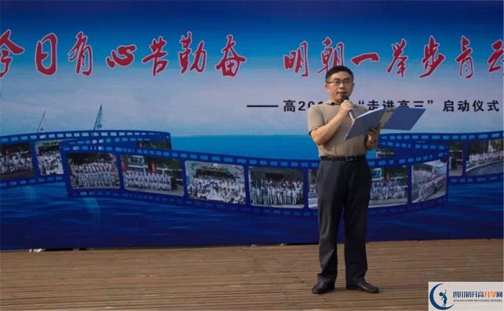 成都市田家炳中學(xué)的學(xué)費(fèi)收費(fèi)標(biāo)準(zhǔn)是多少？
