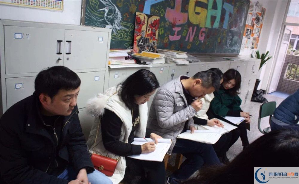 成都市鹽道街中學(xué)的學(xué)費(fèi)收費(fèi)標(biāo)準(zhǔn)是多少？
