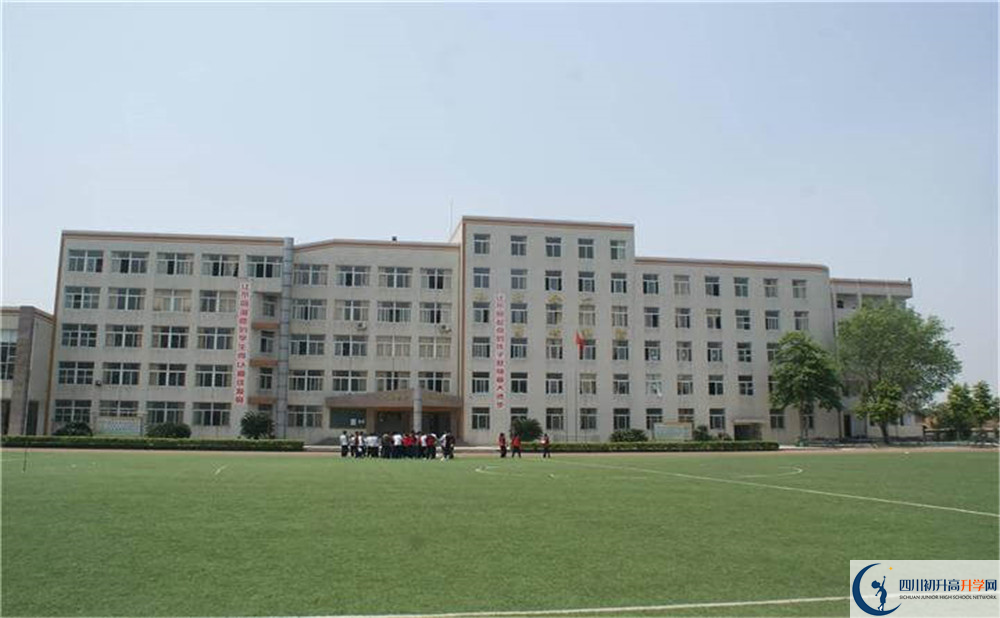 洛帶中學(xué)是個(gè)怎么樣的學(xué)校？