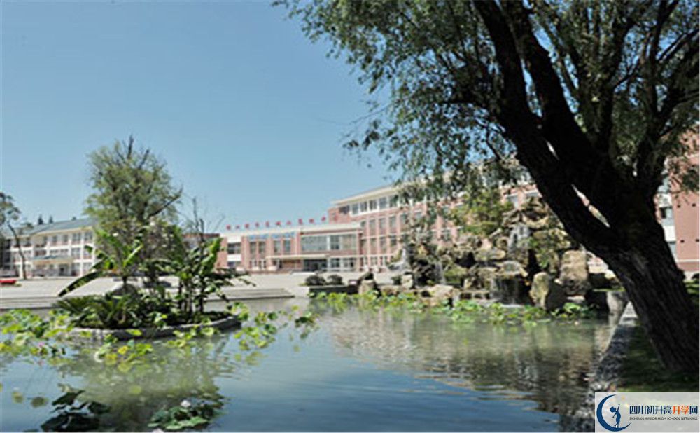 青城山高級(jí)中學(xué)的學(xué)費(fèi)收費(fèi)標(biāo)準(zhǔn)是多少？