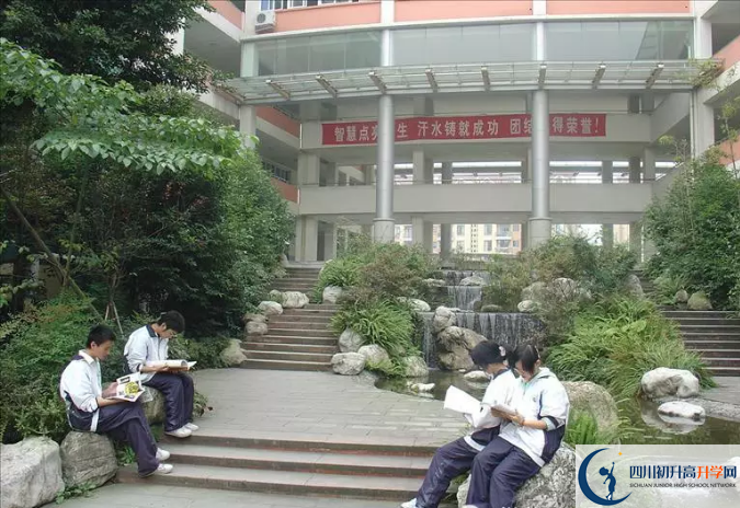 四川師范大學(xué)附屬中學(xué)一年的學(xué)費(fèi)是多少？